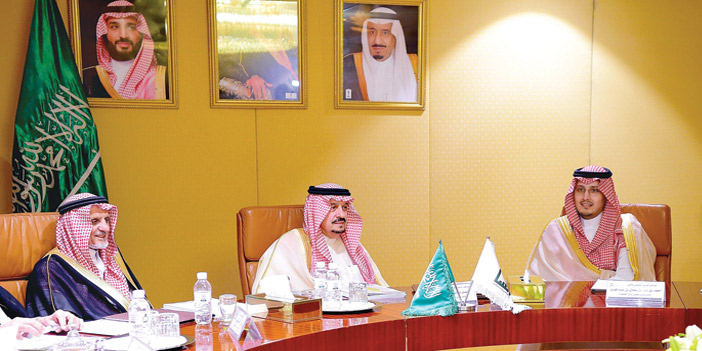  أمير منطقة الرياض خلال الاجتماع