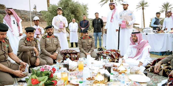  نائب أمير منطقة حائل مشاركًا رجال الأمن وجبة الإفطار