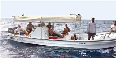 إنقاذ 8 أشخاص تعطل قاربهم في عرض البحر بالقنفذة 