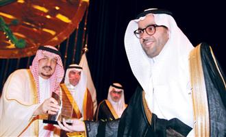 أمير منطقة الرياض يكرم أسواق العثيم لدعمها الجمعية الخيرية لرعاية الأيتام 