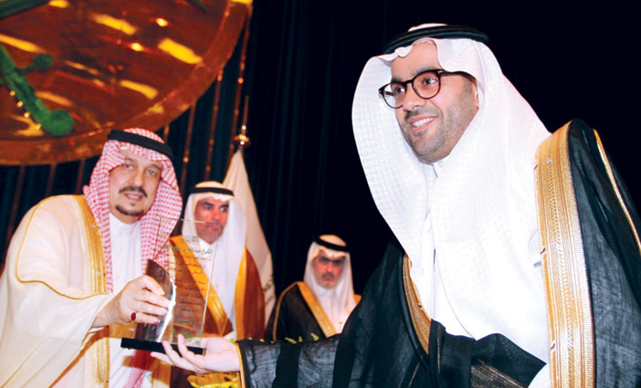  أمير منطقة الرياض يسلم درع التكريم لفهد العثيم
