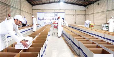 موظفو «مصرف الراجحي» يتطوّعون لتعبئة وتوزيع 2000 سلة غذائية 