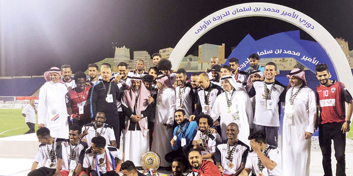  فريق أبها متوجا بكأس الأمير محمد بن سلمان لدوري الدرجة الأولى