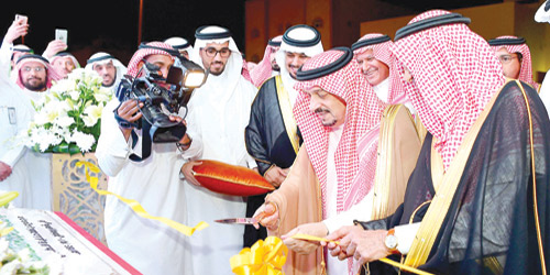  أمير منطقة الرياض يقص الشريط إيذانا بافتتاح المجمع
