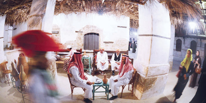  الزوار يعيشون أجواء رمضان في مقاهي جدة التاريخية