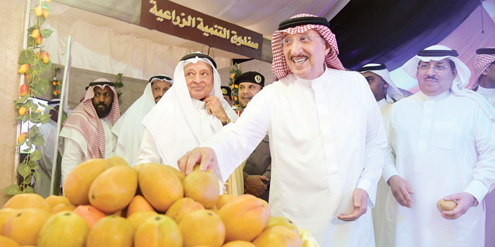  الأمير محمد بن ناصر خلال افتتاحه المهرجان