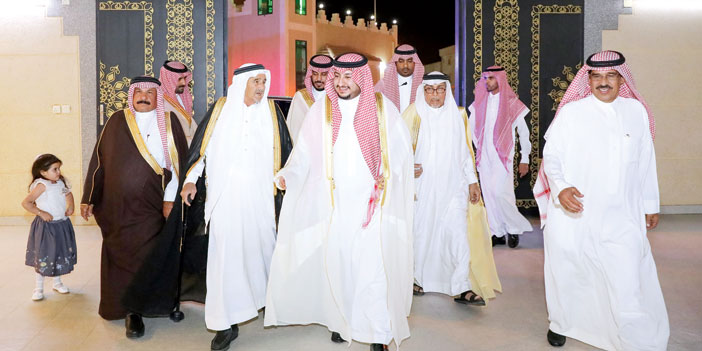  نائب أمير منطقة الجوف خلال زيارته عددًا من الأهالي