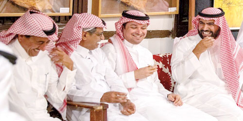  وزير الثقافة مع عدد من المثقفين على مائدة الإفطار التي أقامها في جدة أمس