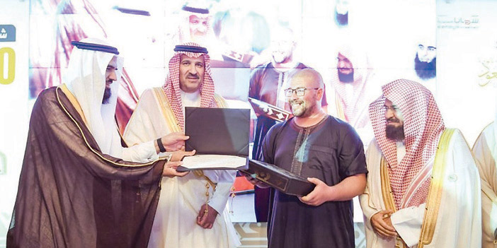 الأمير فيصل بن سلمان يكرم الزائر رقم 5 ملايين لمتحف القرآن الكريم 
