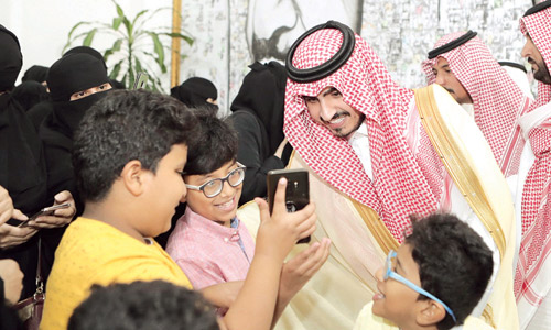  نائب أمير مكة المكرمة خلال زيارته المركز