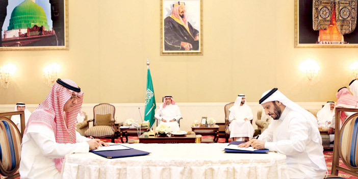  الأمير مقرن خلال حضوره توقيع الاتفاقيتين