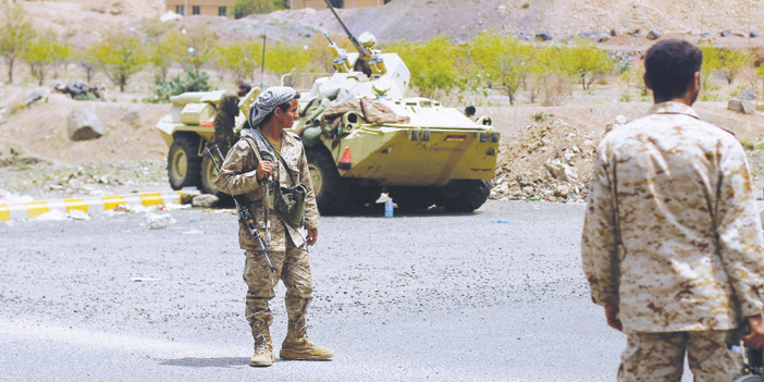  عدد من جنود القوات اليمنية في أحد المواقع لطرد الحوثي