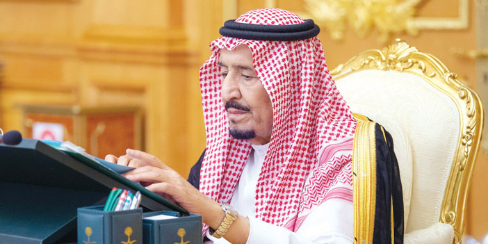  خادم الحرمين خلال رئاسته جلسة مجلس الوزراء في قصر الصفا في مكة المكرمة