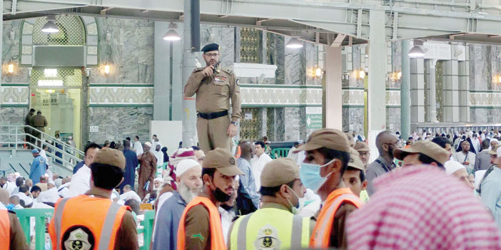 رجال الأمن في المسجد الحرام.. صور من العطاء الإنساني في إدارة الحشود 