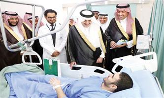 الأمير سعود بن نايف يزور المرضى المنومين في المستشفى الجامعي 