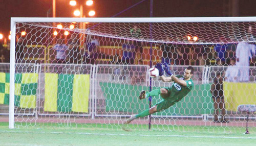  الحارس الجزائري مالك عسلة تألق أمام الخليج في مباراة