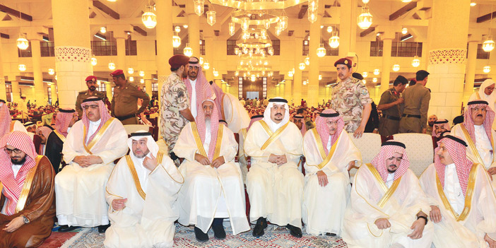  سمو أمير منطقة الرياض خلال أدائه صلاة العيد