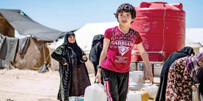  طفل سوري يتزود بالماء في مخيم الهول للنازحين في شمال شرق سوريا
