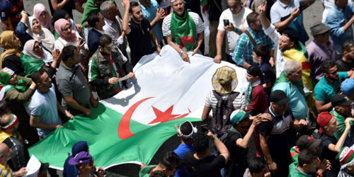 أول تظاهرة في الجزائر بعد إلغاء الانتخابات 