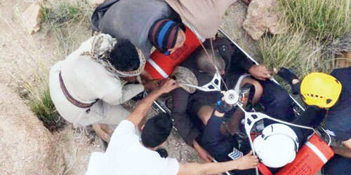 طيران الأمن ينقذ خمسينيًّا سقط من أحد المرتفعات بالطائف 