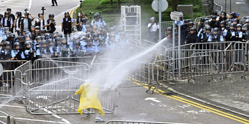 شرطة هونغ كونغ تستخدم الغاز المسيل للدموع ضد متظاهرين حاولوا اقتحام البرلمان 