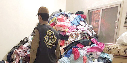 ضبط 12 عاملاً مخالفاً بالقصيم يتاجرون بملابس الحاويات الخيرية 
