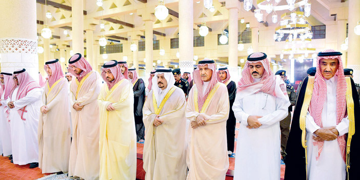 أمير منطقة الرياض يؤدي صلاة الميت على الأمير محمد بن متعب 