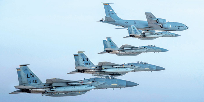  طائرات القوات الجوية السعودية والأمريكية خلال تحليقها في منطقة الخليج