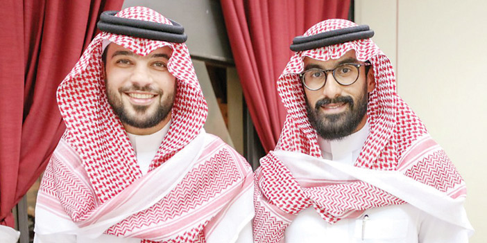  سلطان أزهر وبجانبه عبدالعزيز خيمي