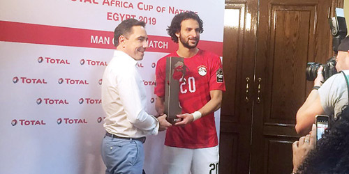  محمود علاء متوّجاً بجائزة أفضل لاعب