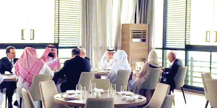  ولي العهد يتناول طعام الغداء مع وزير الخارجية الأمريكي في أحد مطاعم كورنيش جدة