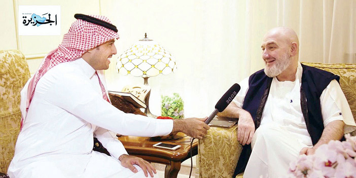 الأمير خالد بن طلال يتحدث للزميل العجلان