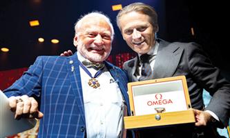 «أوميغا» تكرّم الفائزين بميدالية ستيفن هوكينغ لتواصل العلوم 
