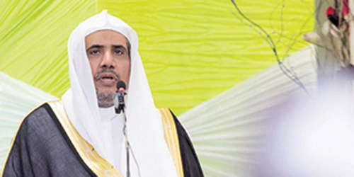  الشيخ د. العيسى متحدثاً لحضور مؤتمر الأقليات الدينية والإثنية