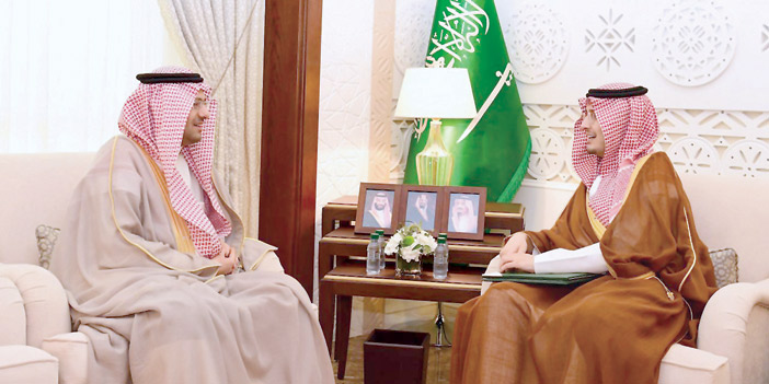  الأمير أحمد بن فهد خلال استقباله المنصوري