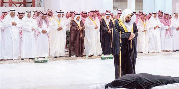  الأمير خالد الفيصل يتقدم المصلين على الأميرة الجوهرة