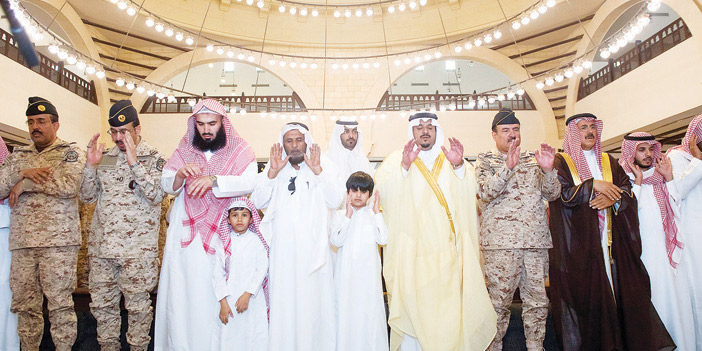 أمير منطقة الرياض بالنيابة يؤدي صلاة الميت على الشهيد