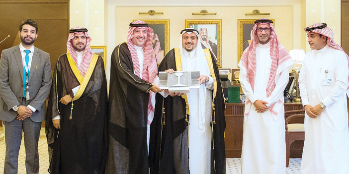   لقطتان من استقبال سموه للرئيس التنفيذي للشركة السعودية الحديدية ومسؤولي الشركة