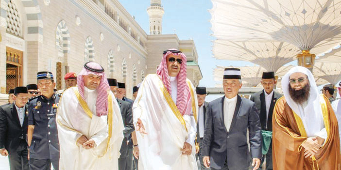 أمير منطقة المدينة المنورة مستقبلاً ملك ماليزيا لدى زيارته المسجد النبوي