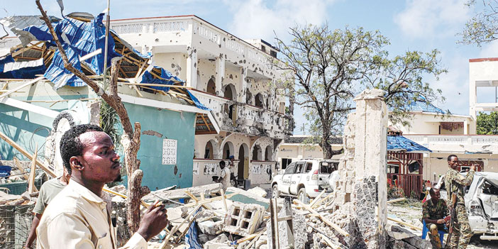  آثار الهجوم الذي نفذته حركة الشباب على أحد الفنادق بمدينة كيسمايو صومالية
