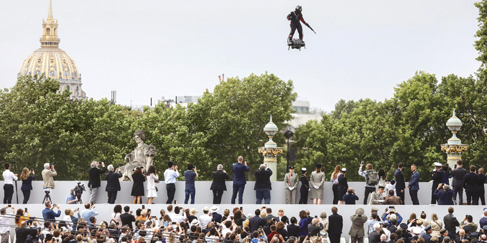 «رجل طائر» فوق الشانزليزيه يحبس الأنفاس في العيد الوطني الفرنسي 