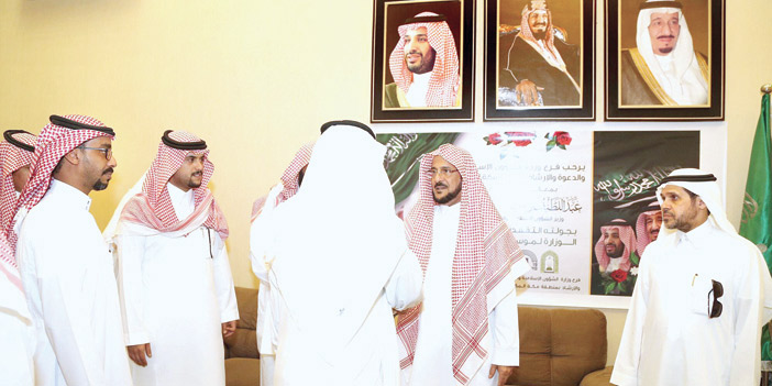  آل الشيخ خلال زيارته لفرع الوزارة أمس