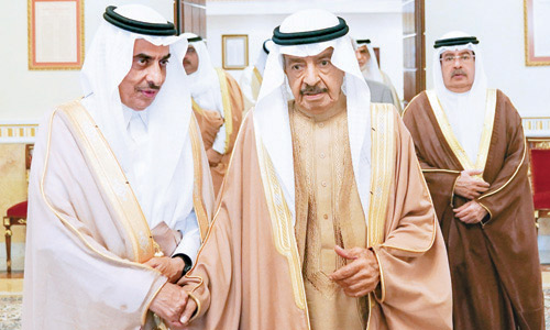 رئيس وزراء البحرين خلال لقائه السفير السعودي