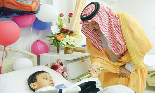  أمير المدينة يطمئن على صحة الطفل المصري ويهديه المصحف الشريف