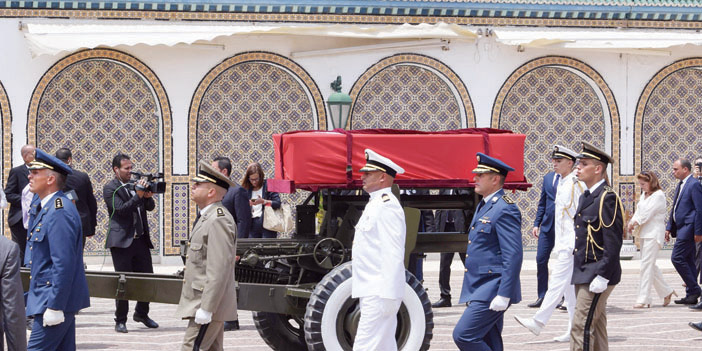  جنازة الرئيس التونسي الباجي قائد السبسي تمر إلى قصر قرطاج