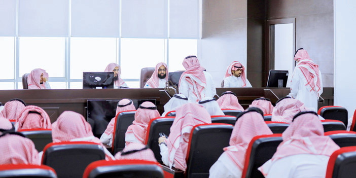  المستفيدون داخل المحكمة التجارية في الرياض