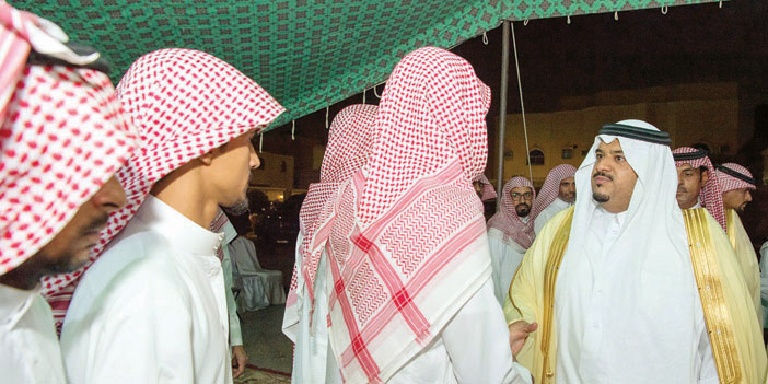 الأمير محمد بن عبدالرحمن يقدم واجب العزاء لأسرة الشهيد