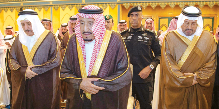  خادم الحرمين خلال تأديته صلاة الميت على الأمير بندر بن عبدالعزيز -رحمه الله-
