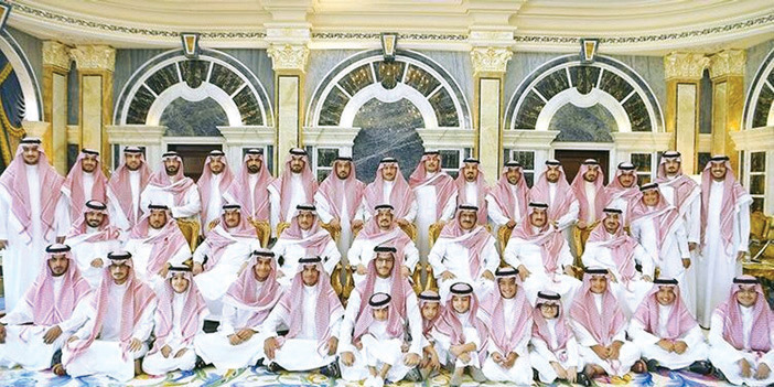 أبناء وأحفاد الأمير بندر بن عبد العزيز - رحمه الله - في صورة جماعية