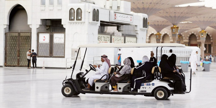 عربات القولف للحجاج والزوار في ساحات المسجد النبوي 